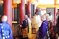 八坂神社で営まれた神仏合同の祈願祭。並んで拝礼する野村宮司と石堂執行長（中央）