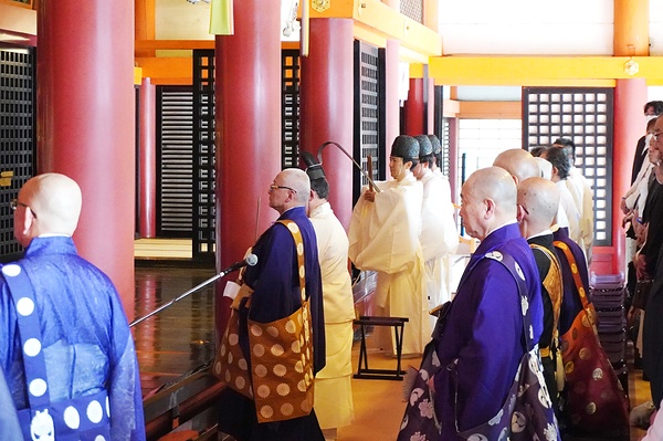 八坂神社で営まれた神仏合同の祈願祭。並んで拝礼する野村宮司と石堂執行長（中央）