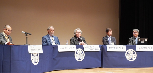 大蔵経を通じた国際的なプラットフォームの可能性などを論じる登壇者ら