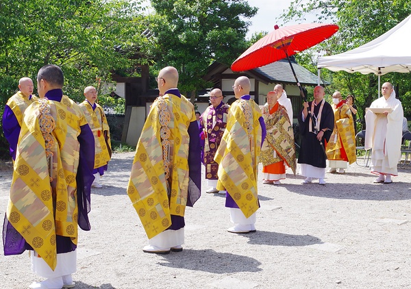 隠岐国分寺の本堂前で行われた庭儀式の様子