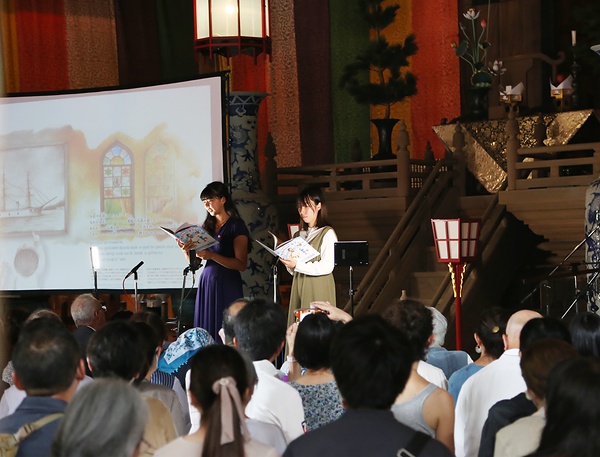 「日本語の美しさを伝える会」千回記念プログラムで朗読する大学生