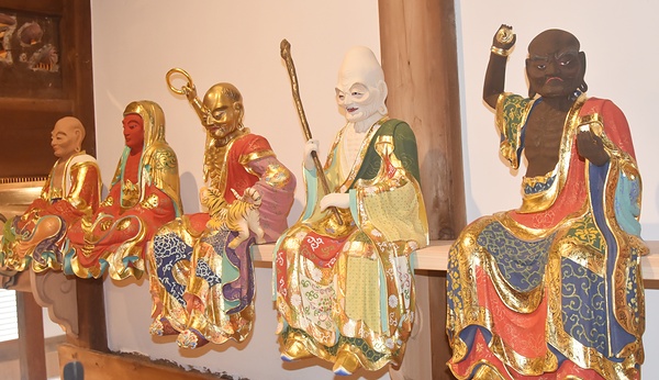 修復を終え宝積寺に戻った十六羅漢像