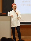 「ケアは非暴力を学ぶ実践」と説く上野氏