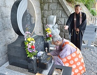 8人の戦争孤児の遺骨・遺髪を戦没者追弔碑に納める佐々木住職