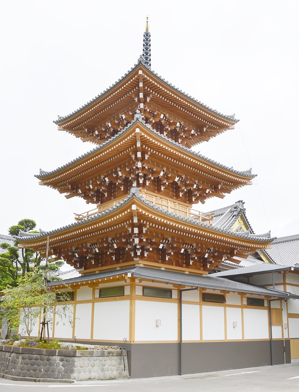 境内の新たなシンボルとなる三重塔を備えた納骨堂（弘誓堂）