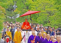 鮮やかな青葉の中を金堂に向け進む吉田化主