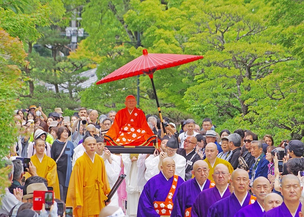 鮮やかな青葉の中を金堂に向け進む吉田化主