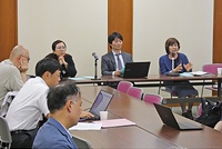 パネル討議で恵信尼の存在について語る新田名誉教授（右端）