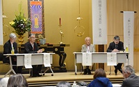 全体会で意見を述べるパネリストら