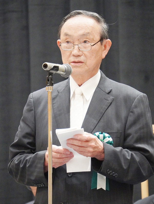 「常に将来の展望と課題をもって事業を展開してまいりたい」と述べる日谷理事長