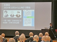 AI僧侶を紹介しながら「僧侶withAI」でこれまで救えなかった人を救える時代になればと語る堀下氏