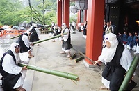 近江座2組（手前）と丹波座2組が竹伐りを競い、丹波座が一番に伐り終えた