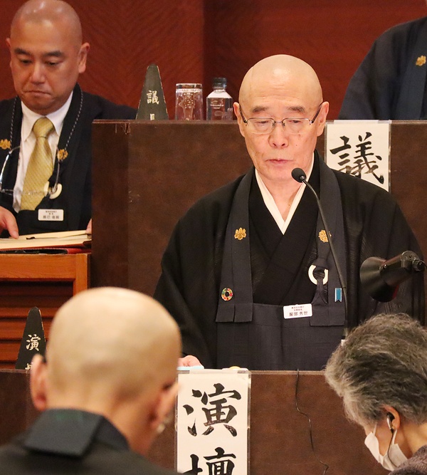 演説に立つ服部宗務総長