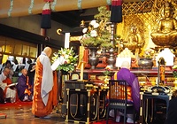 延暦寺大講堂で営まれた世界平和祈念法要で導師を勤める細野宗務総長㊨と祝願文を読み上げる道覚副会長