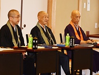 宗会で宗務総長再任案が否決された上原氏㊥と菅管長㊨