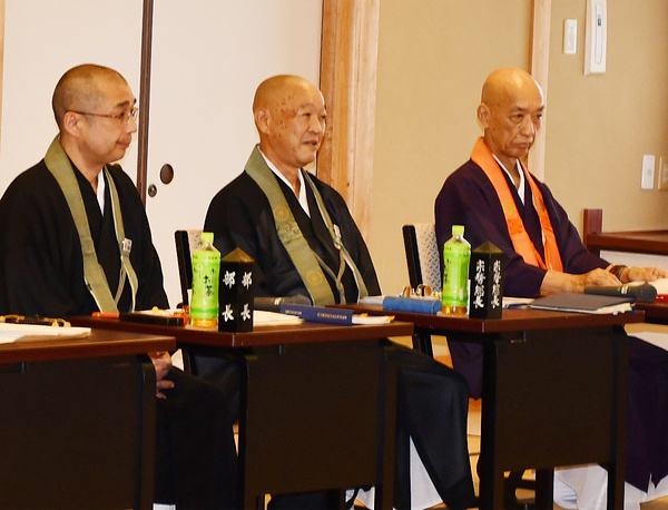 宗会で宗務総長再任案が否決された上原氏㊥と菅管長㊨