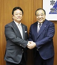 宮本惠司・第10代理事長㊨と石倉寿一・第9代理事長＝新宗連提供