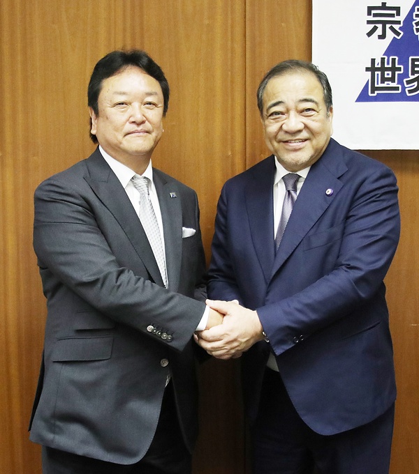 宮本惠司・第10代理事長㊨と石倉寿一・第9代理事長＝新宗連提供