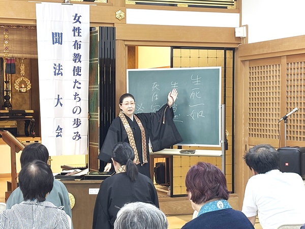 安養寺の門徒や布教使会の関係者ら25人ほどが訪れた