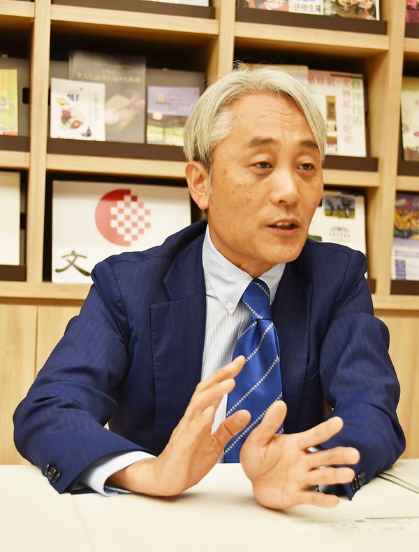 「文科行政35年で培った人脈を生かし、政策を実現していくことが強み」と語る伊藤長官