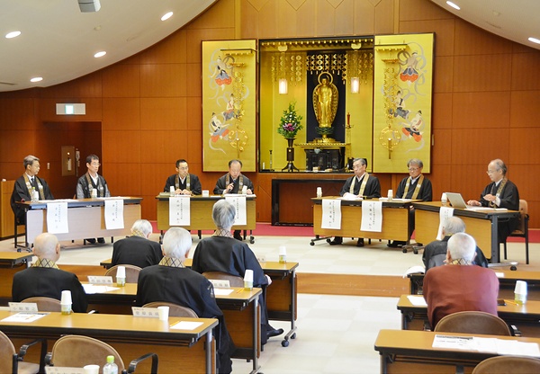 深川、内藤の両勧学と井上、武田の両司教が参加した全体討議