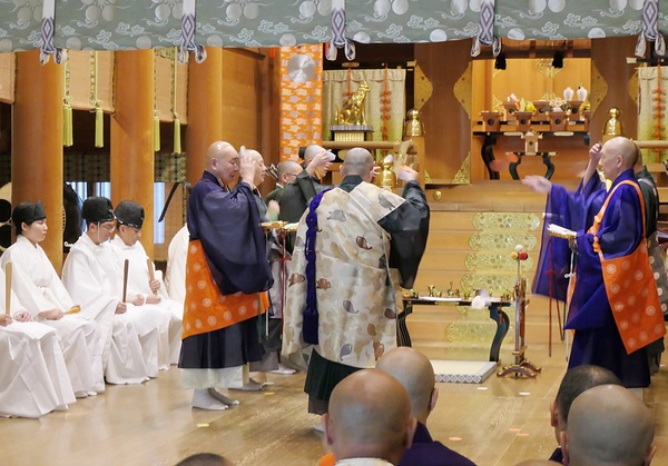 社殿で神職に見守られながら散華する僧侶