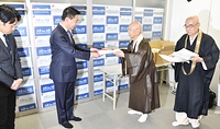 前原議員に署名を手渡す宮城常務理事