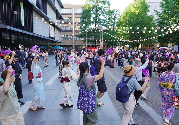 初披露の大正大学音頭で踊る住民ら
