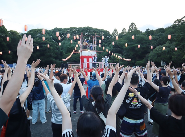 音楽フェスのような盛り上がりを見せる盆踊り大会