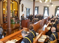21日の開繙式で訓示する北塔勧学寮頭（中央）