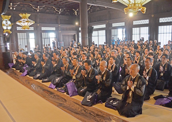 阿弥陀堂で開かれた初日の開会式