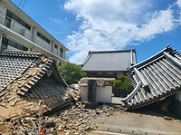 伽藍が大きく倒壊した八代市の浄土真宗本願寺派勝明寺=同寺提供
