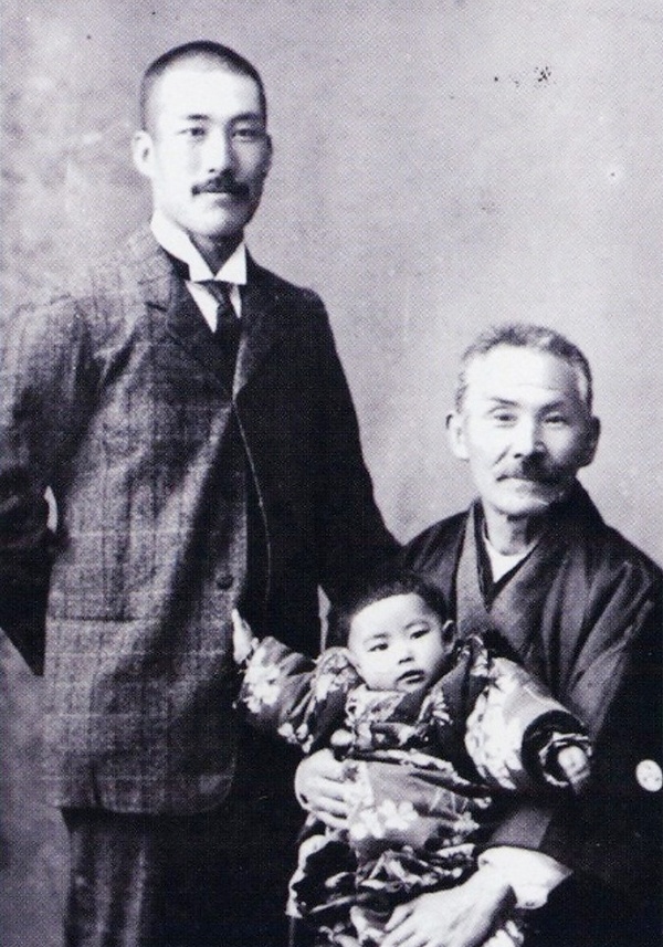 事故死の十数日前に父の可盛氏（右）、一人娘の輝子氏（中央）と写る佐久間勉氏（佐久間記念交流会館所蔵）