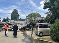 八代市の被災寺院を訪問する真宗大谷派災害救援本部長の轡田参務ら＝同派提供