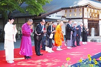 世界平和を祈り黙祷する諸宗教の代表者