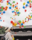 平和を願い、青空に向かって放たれた風船