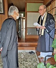 山門や鐘楼が倒壊するなどの被害があった八代市・西音寺の伊藤公明住職㊨から被災状況を聞く園城総長(1日)=本願寺派提供