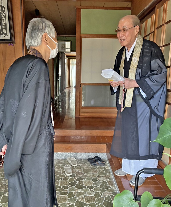 山門や鐘楼が倒壊するなどの被害があった八代市・西音寺の伊藤公明住職㊨から被災状況を聞く園城総長（1日）＝本願寺派提供
