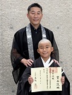 被災した熊本県美里町の善通寺から参加し、得度した鷲山流映君と父親の利生住職