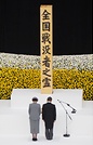 黙とうされる天皇皇后両陛下