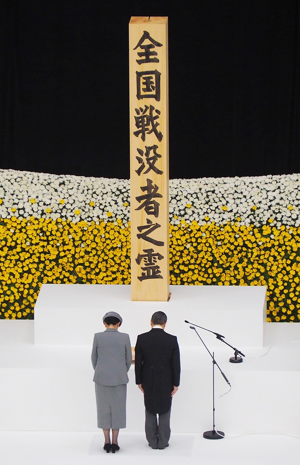 黙とうされる天皇皇后両陛下