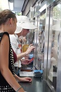 拝観料をキャッシュレス決済する外国人観光客