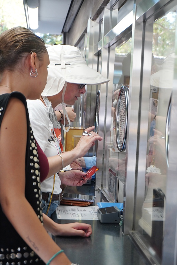 拝観料をキャッシュレス決済する外国人観光客