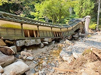 参道を流れた土石流で倒壊した永光寺の中道門の塀