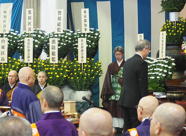 震災と戦災の犠牲者に焼香する佐藤章・東京都副知事