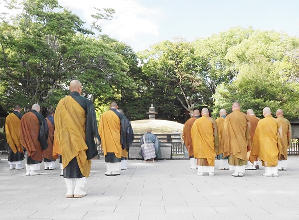 原爆供養塔前で営んだ天台仏青連の戦没者慰霊・平和祈願法要