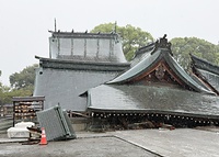 静かに雨が降り注ぐ、倒壊した八代宮の拝殿（4日）