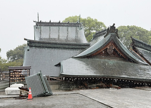 静かに雨が降り注ぐ、倒壊した八代宮の拝殿（4日）
