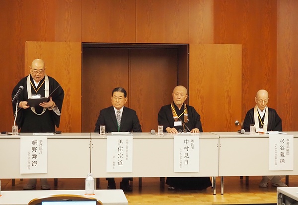設立会議後の記者会見で開催の趣意を述べる細野事務総長㊧