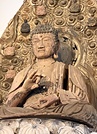 左肩が割れた本尊の木造釈迦牟尼坐像(県文化財)=3日